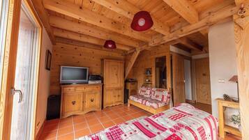 2 habitaciones y tabla de planchar con plancha