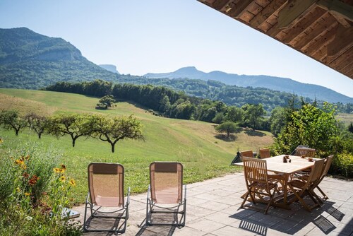 Appartement 'La Grange Aux Ecureuils 4 Pers' avec vue montagne, terrasse privée et jardin privé