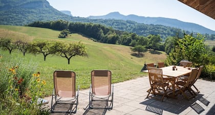 Appartement 'La Grange Aux Ecureuils 4 Pers' avec vue montagne, terrasse privée et jardin privé