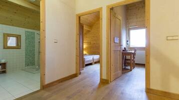 2 chambres, fer et planche Ă repasser