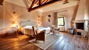 5 bedrooms, iron/ironing board, free WiFi, bed sheets