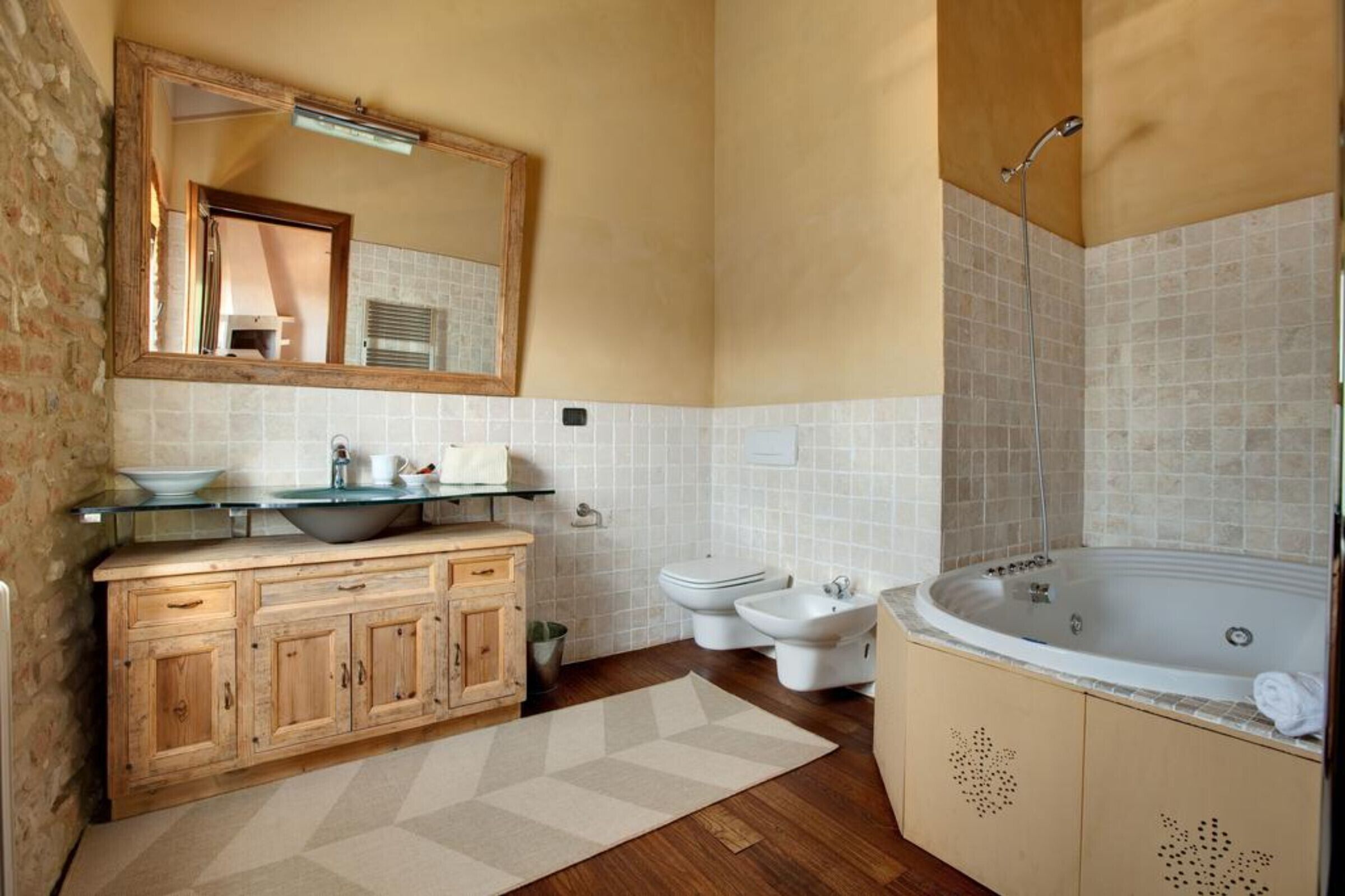 Douche, sèche-cheveux, serviettes fournies
