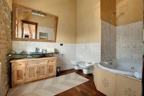 Douche, sèche-cheveux, serviettes fournies
