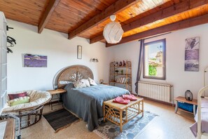 3 bedrooms, iron/ironing board, free WiFi, bed sheets - Holiday Home 'L'oustalet' with Private Terrace, Wi-Fi and Air Conditioning (Saint-Hilaire-d'Ozilhan)