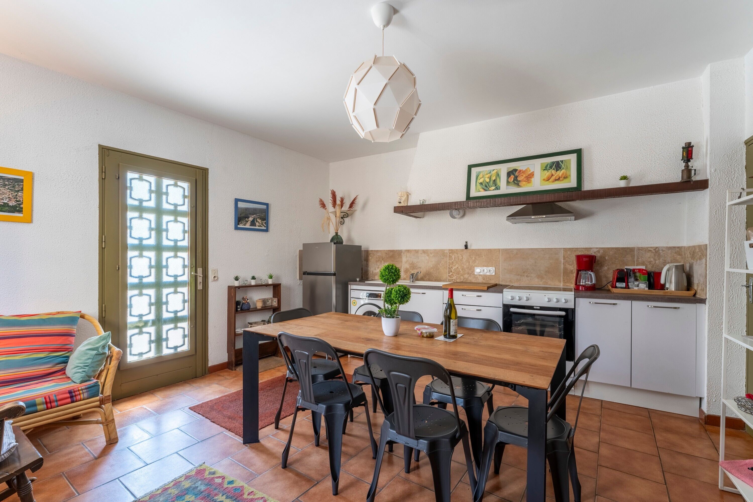 Réfrigérateur, four, plaque de cuisson, cafetière/bouilloire