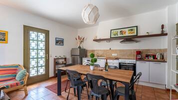 Réfrigérateur, four, plaque de cuisson, cafetiÚre/bouilloire