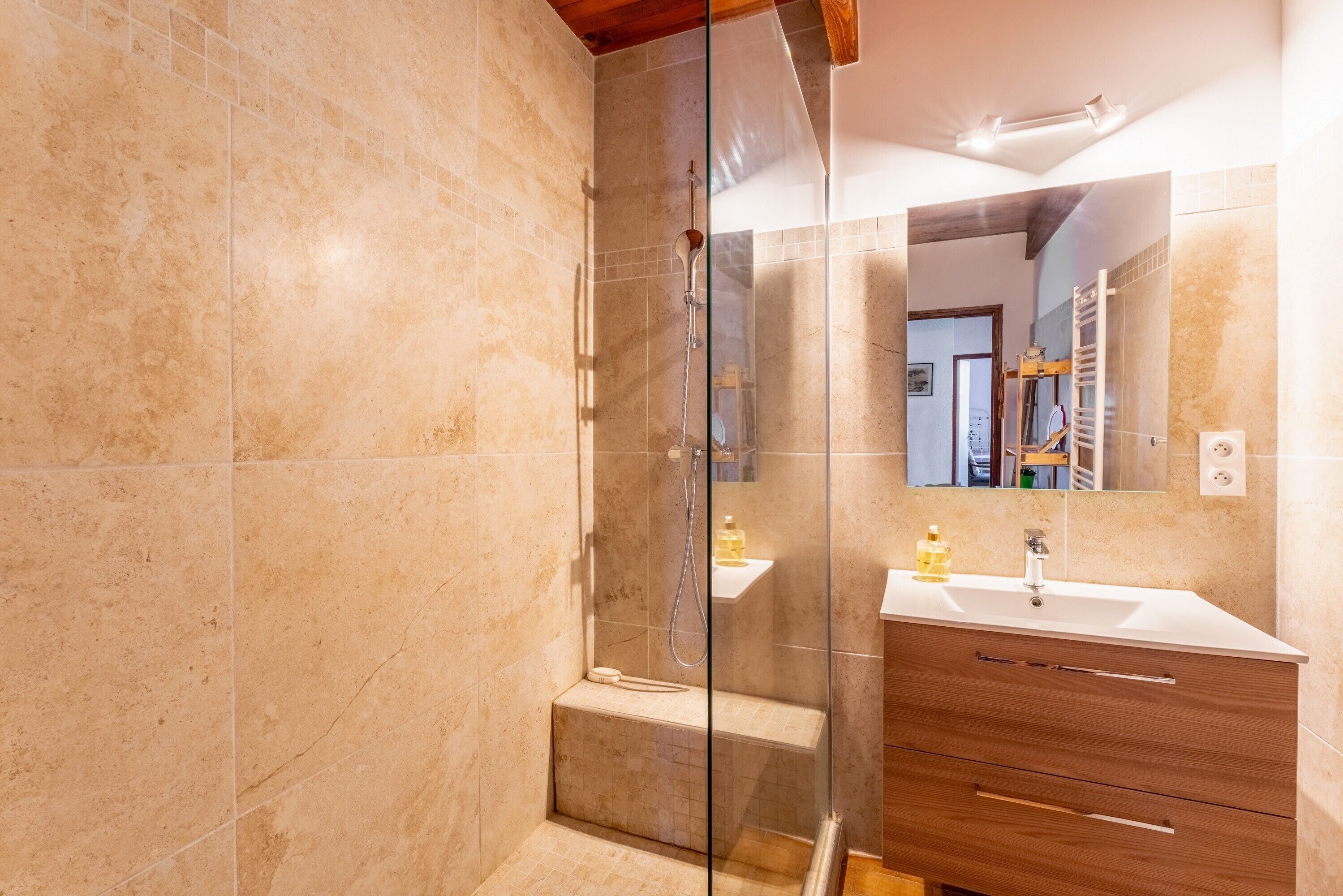 Shower, hair dryer, towels