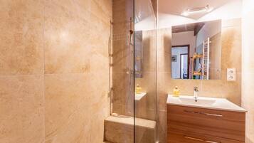 Shower, hair dryer, towels