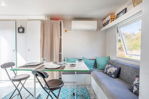 Dining - Mobile Home 'La Belle Perrochoise De Jen' with Private Garden and Air Conditioning (Saint-Pierre-d'Oléron)