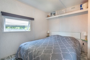 2 bedrooms, iron/ironing board - Mobile Home 'La Belle Perrochoise De Jen' with Private Garden and Air Conditioning (Saint-Pierre-d'Oléron)