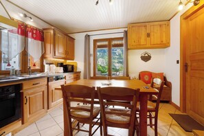 Fridge, microwave, oven, stovetop - Apartment 'Chez Stephane Et Estelle' with Mountain View, Shared Terrace and Wi-Fi (Villarodin-Bourget)