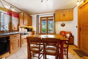 Fridge, microwave, oven, stovetop - Apartment 'Chez Stephane Et Estelle' with Mountain View, Shared Terrace and Wi-Fi (Villarodin-Bourget)