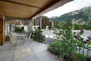 Outdoor dining - Apartment 'Chez Stephane Et Estelle' with Mountain View, Shared Terrace and Wi-Fi (Villarodin-Bourget)