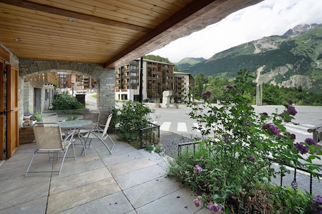 Outdoor dining. Apartment 'Chez Stephane Et Estelle' with Mountain View, Shared Terrace and Wi-Fi