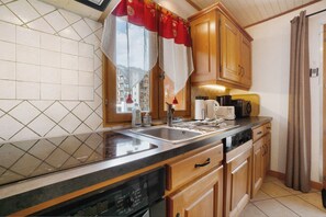 Fridge, microwave, oven, stovetop - Apartment 'Chez Stephane Et Estelle' with Mountain View, Shared Terrace and Wi-Fi (Villarodin-Bourget)