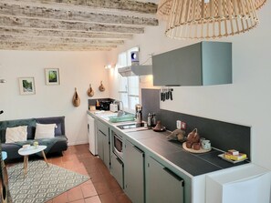 Kühlschrank, Mikrowelle, Herdplatte, Wasserkocher mit Kaffee-/Teezubehör