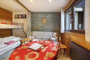 Free WiFi, bed sheets - Studio 'Les Airelles 32' with Mountain View and Wi-Fi (Villarodin-Bourget)