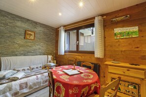 Interior - Studio 'Les Airelles 32' with Mountain View and Wi-Fi (Villarodin-Bourget)