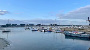 A marina with boats docked, calm water, and a clear sky. - Mobile Home 'Mobilhome Rénové Sarzeau' with Private Terrace and Private Garden (Sarzeau)