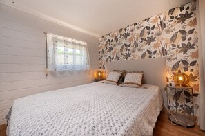 2 bedrooms, iron/ironing board