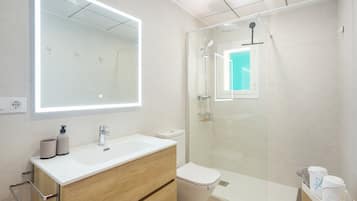 Een douche, een haardroger, handdoeken