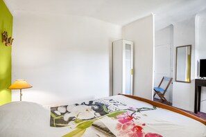 1 habitación y tabla de planchar con plancha 