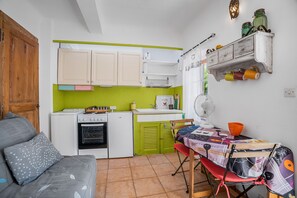 Een koelkast, een microgolfoven, een oven, een kookplaat