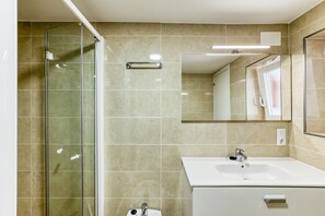 Shower, hair dryer - Holiday Home "Punta Montgó" with Sea Views, Private Pool and Wi-Fi (l'Escala)