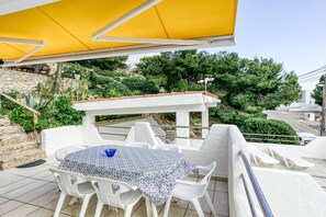 تناول الطعام بالخارج