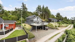 A modern house with a covered driveway and a car parked in front. - Lovely home in Esbjerg V with WiFi (Esbjerg V)