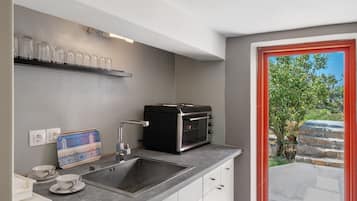 Kühlschrank, Ofen, Herdplatte, Wasserkocher mit Kaffee-/Teezubehör