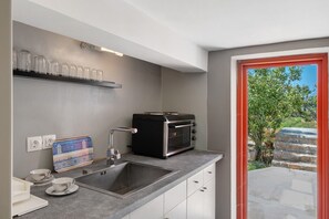 Fridge, oven, stovetop, coffee/tea maker - Holiday Home 'Livadi House Amorgos' with Sea View, Wi-Fi and Air Conditioning (Ormos Egialis)