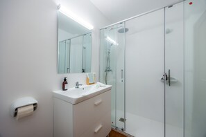 Ducha, secador de pelo, toallas