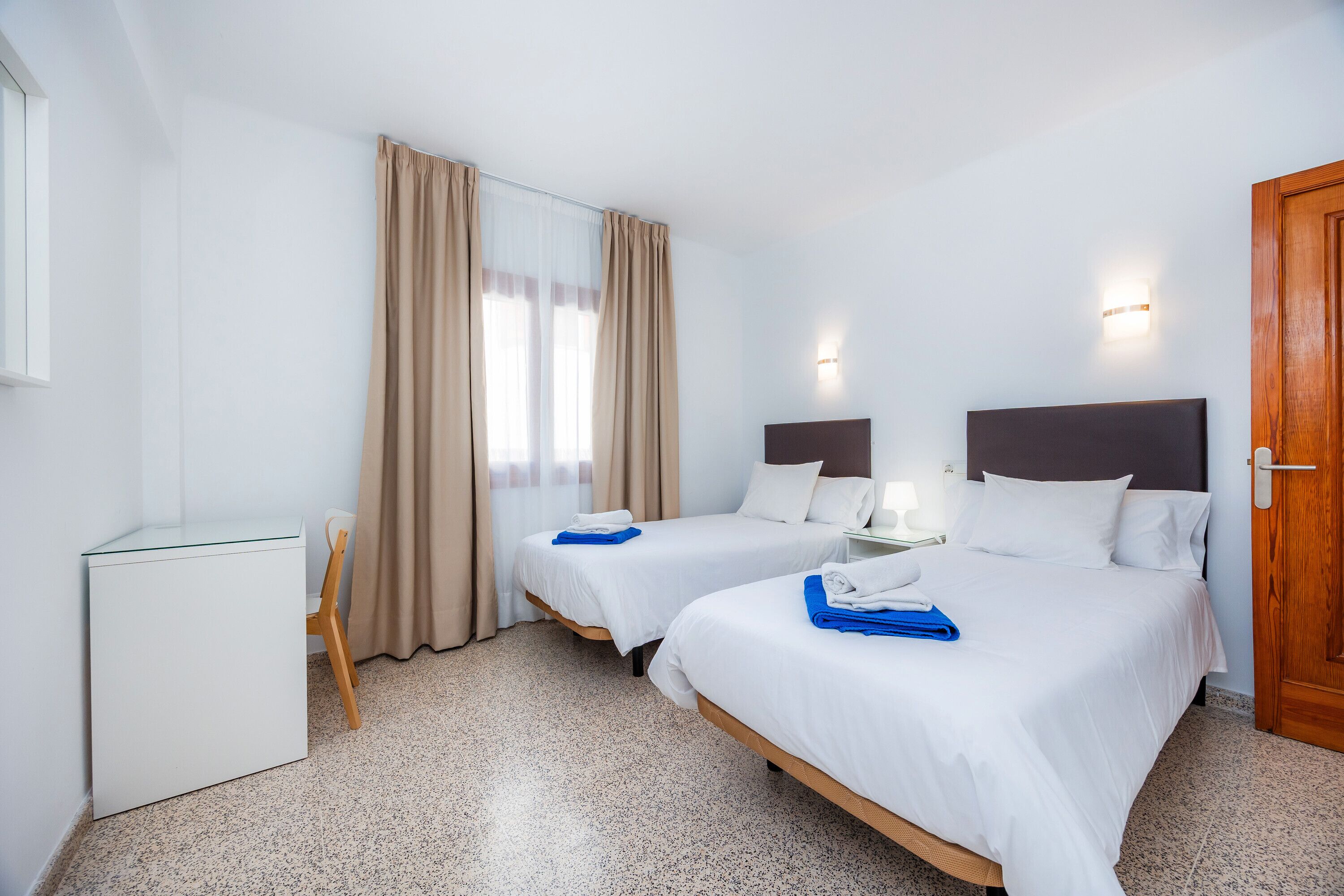 3 slaapkamers, een strijkplank/strijkijzer, gratis wifi, beddengoed