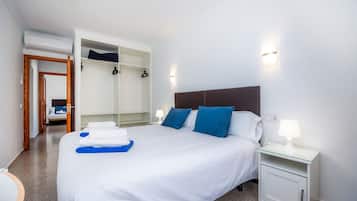 4 makuuhuonetta, silitysrauta/-lauta, ilmainen Wi-Fi, vuodevaatteet