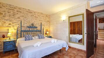 5 bedrooms, iron/ironing board, free WiFi, bed sheets