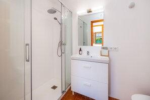 Dusche, Haartrockner, Handtücher