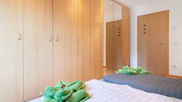 2 bedrooms, desk, free WiFi, bed sheets