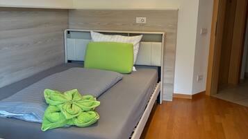 2 chambres, bureau, accès au Wi-Fi (inclus), literie fournie