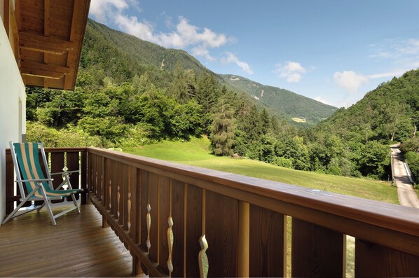 Property grounds - Apartment 'Oberbodnerhof' with Mountain View, Private Terrace and Wi-Fi (Deutschnofen)