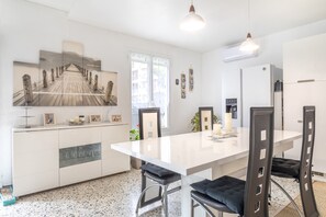 Dining - L'Oranger room with shared garden, Wi-Fi and air conditioning (Perpignan)