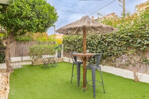 Outdoor dining - L'Oranger room with shared garden, Wi-Fi and air conditioning (Perpignan)