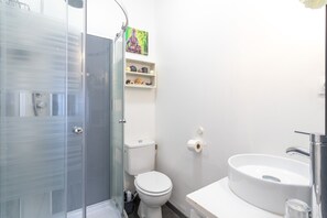 Dusj, hårføner og håndklær