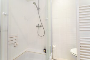 Douche, sèche-cheveux, serviettes fournies