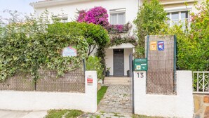 A white building with a cobblestone entrance, a number 13 sign, and a green mailbox. - Canigou Et Jo room with shared garden, Wi-Fi and air conditioning (Perpignan)