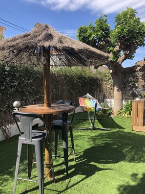 Outdoor dining - Canigou Et Jo room with shared garden, Wi-Fi and air conditioning (Perpignan)