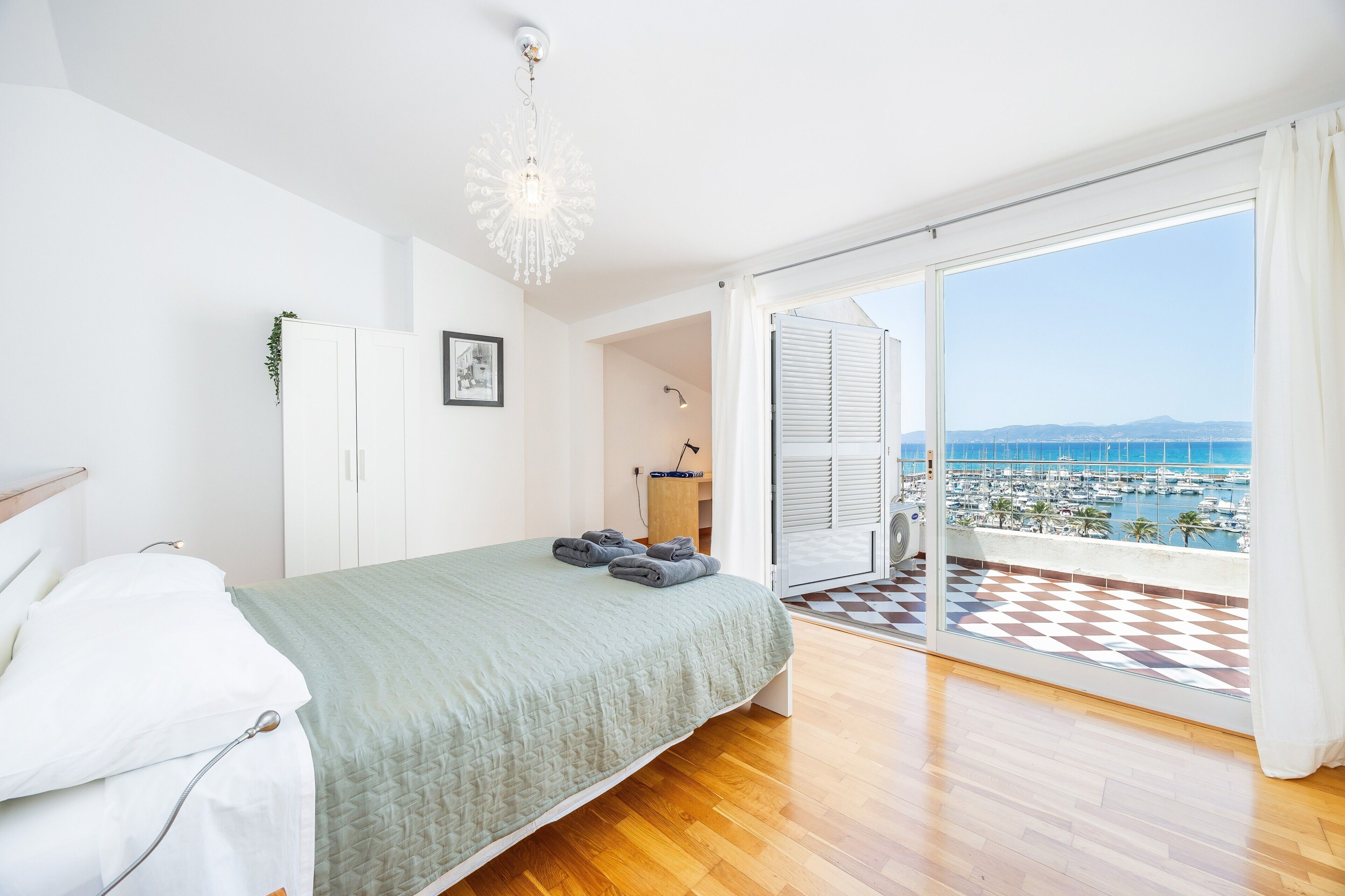 4 slaapkamers, een strijkplank/strijkijzer, gratis wifi, beddengoed