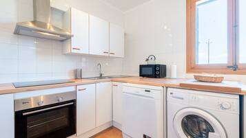 Een koelkast, een magnetron, een oven, een kookplaat