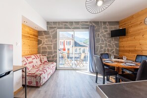 TV - Apartment 'Le Glandon' with Mountain View, Balcony and Wi-Fi (Saint-Etienne-de-Cuines)
