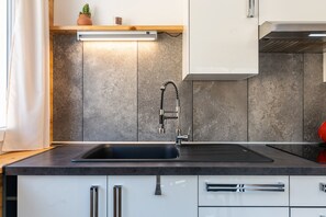 Fridge, microwave, stovetop, coffee/tea maker - Apartment 'Le Glandon' with Mountain View, Balcony and Wi-Fi (Saint-Etienne-de-Cuines)